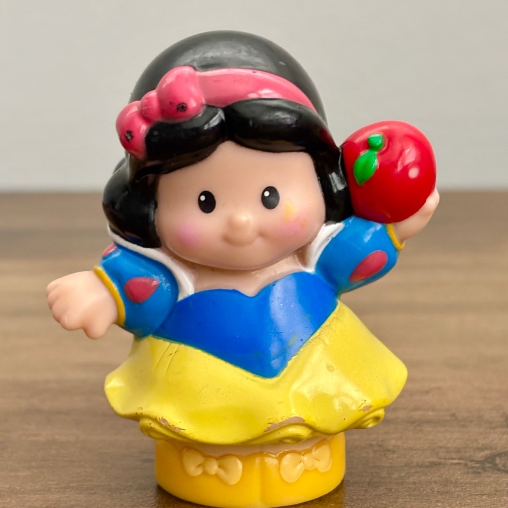 Fisher Price Little People Disney Princess SNOW WHITE with Apple Toy Figure 2012
